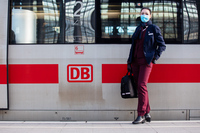 Fliegendes Personal bei Bahn hoch willkommen