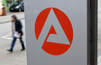 Zahl der Arbeitslosen sinkt im November leicht