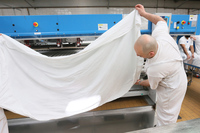 Textile Dienstleister für Lohnerhöhung, die sich gewaschen hat